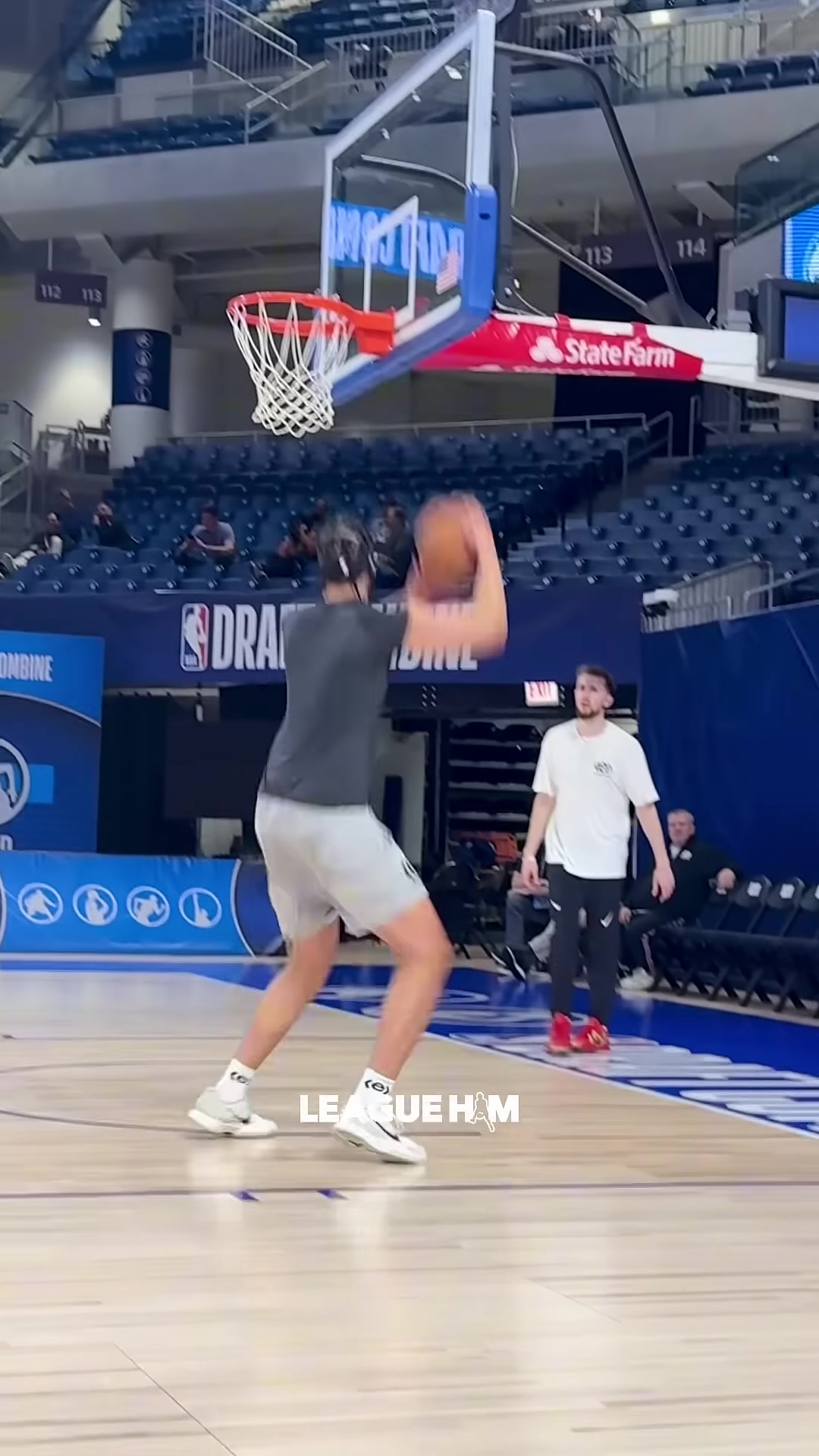 跟着登哥不得爽吃饼快船30号秀尼德豪泽这跑跳能力看着不错啊