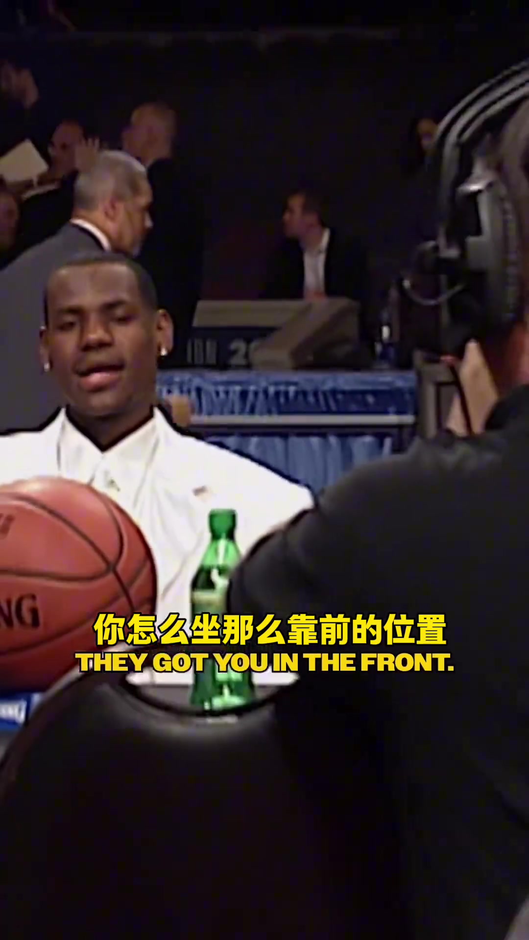 青涩03年选秀夜詹姆斯跟安东尼打招呼你坐那么前面干什么