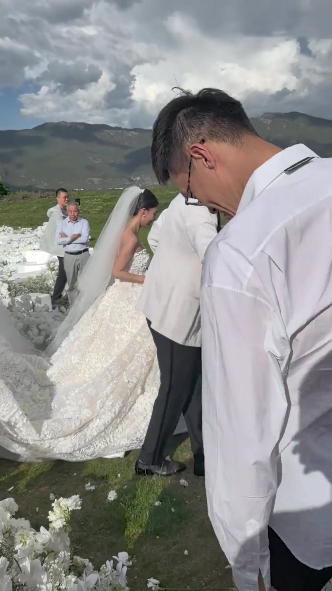 丛明晨晒张镇麟丽江举行婚礼 深圳男篮主帅周鹏出席