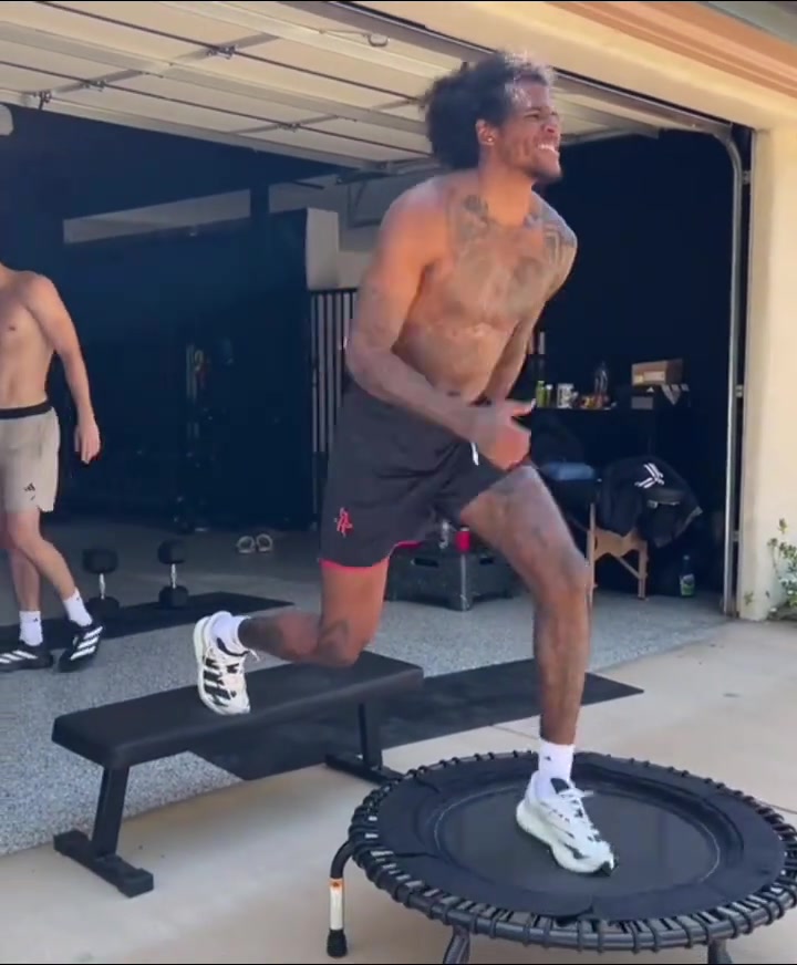 还是舍不得离开啊杰伦-格林训练中还穿着火箭的短裤