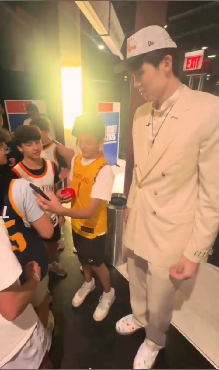 腼腆小杨杨瀚森收获第一批美国本土小迷弟