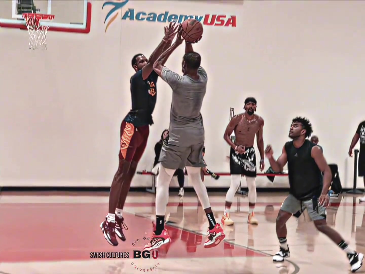 此前骑士也曾用加兰报价过杜兰特杜兰特和莫布里一块训练打球