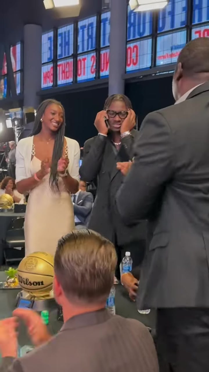 接到电话很开心啊湖人36号秀阿杜-蒂耶罗被选中瞬间