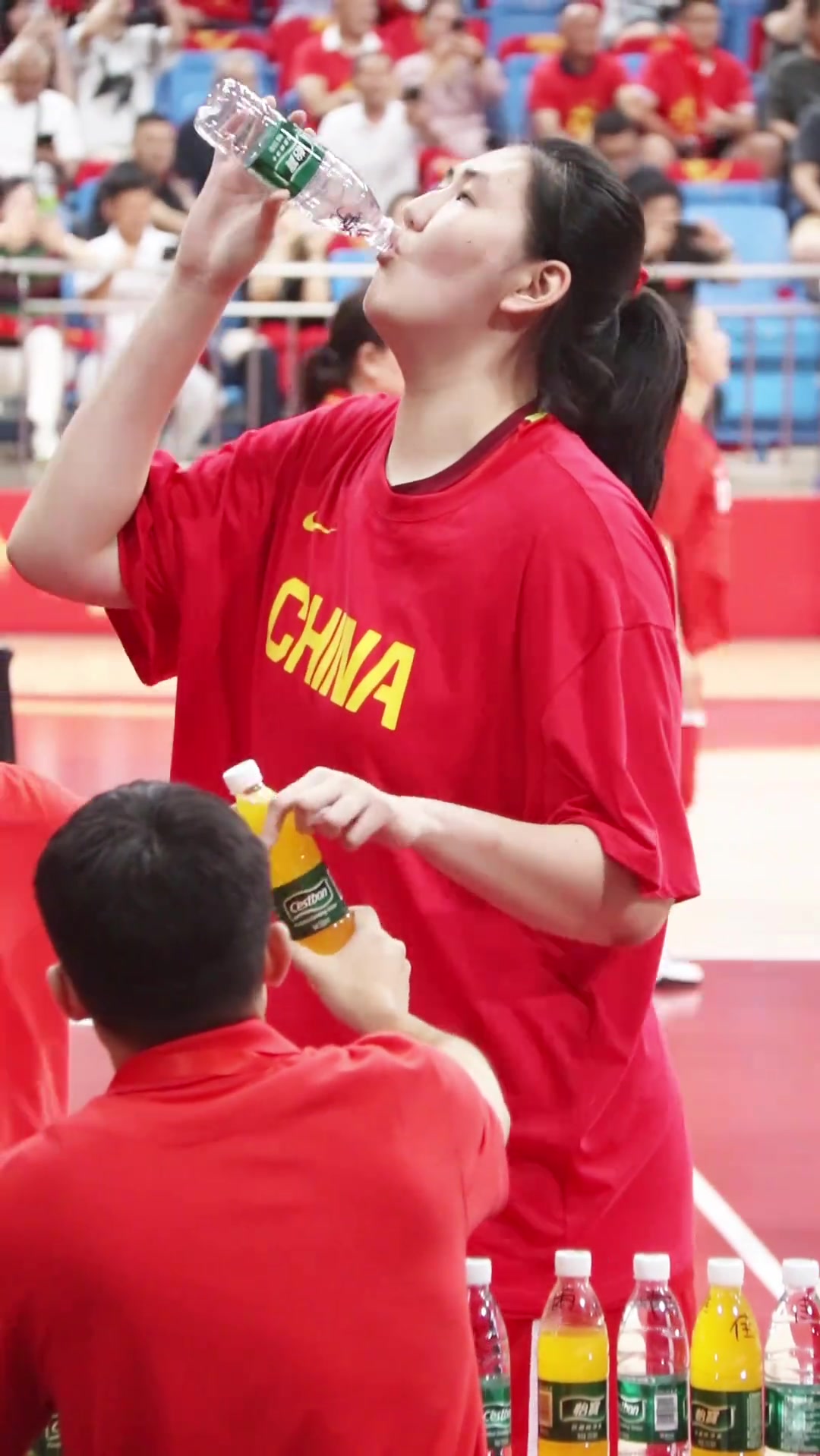 姚明同款2米26张子宇喝矿泉水就像喝口服液一样