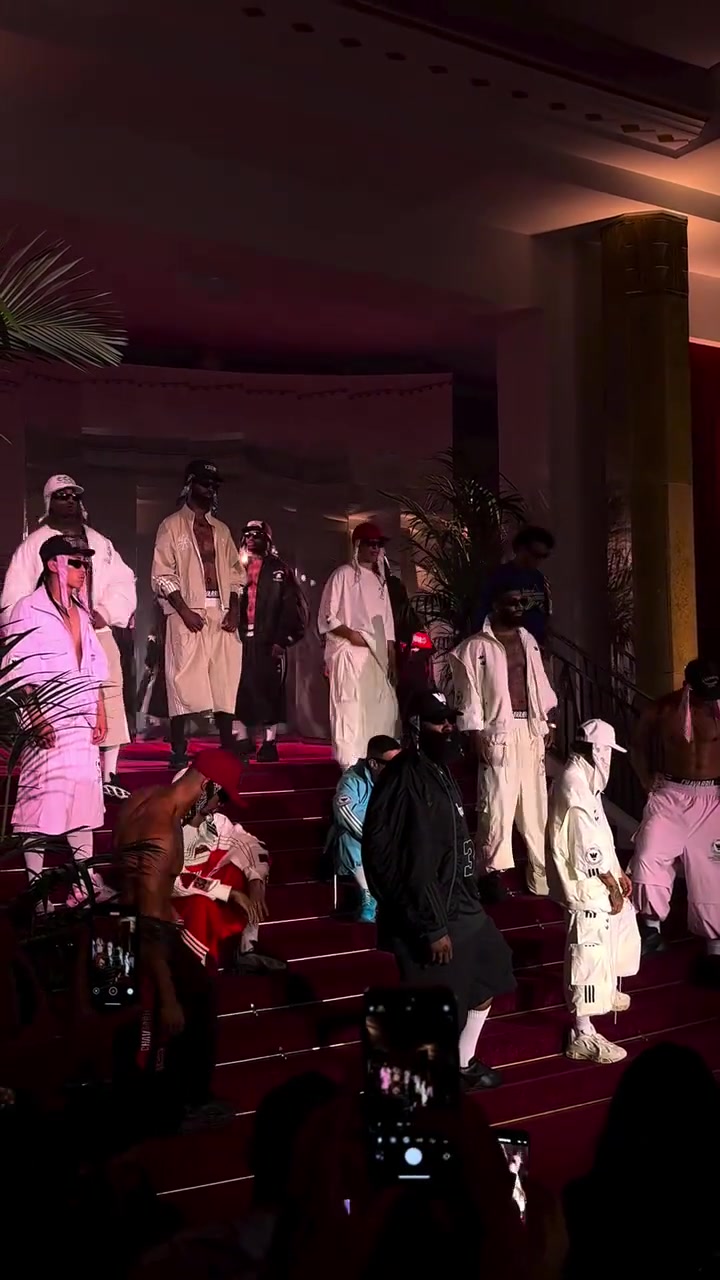 不愧是登哥就算参加巴黎时装秀画风也和其他人不同