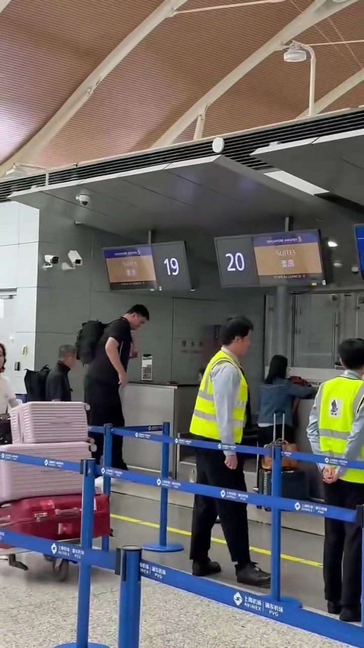 新加坡网友晒和姚明同一航班大姚这包包感觉太紧了