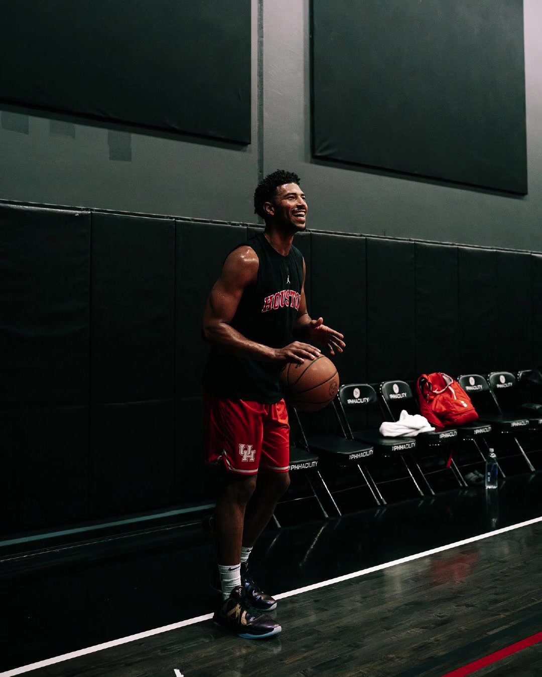 都是休斯顿来火箭吧格莱姆斯穿着休斯顿大学的球衣训练