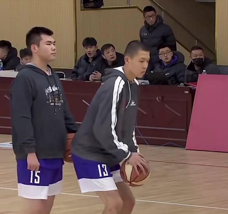 00后高清黑历史杨瀚森中学时期平头虎头虎脑还挺可爱的