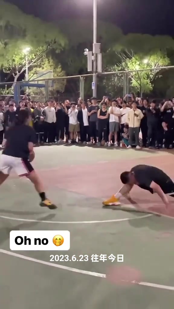 女生单挑晃趴男生 直接劈叉起不来了