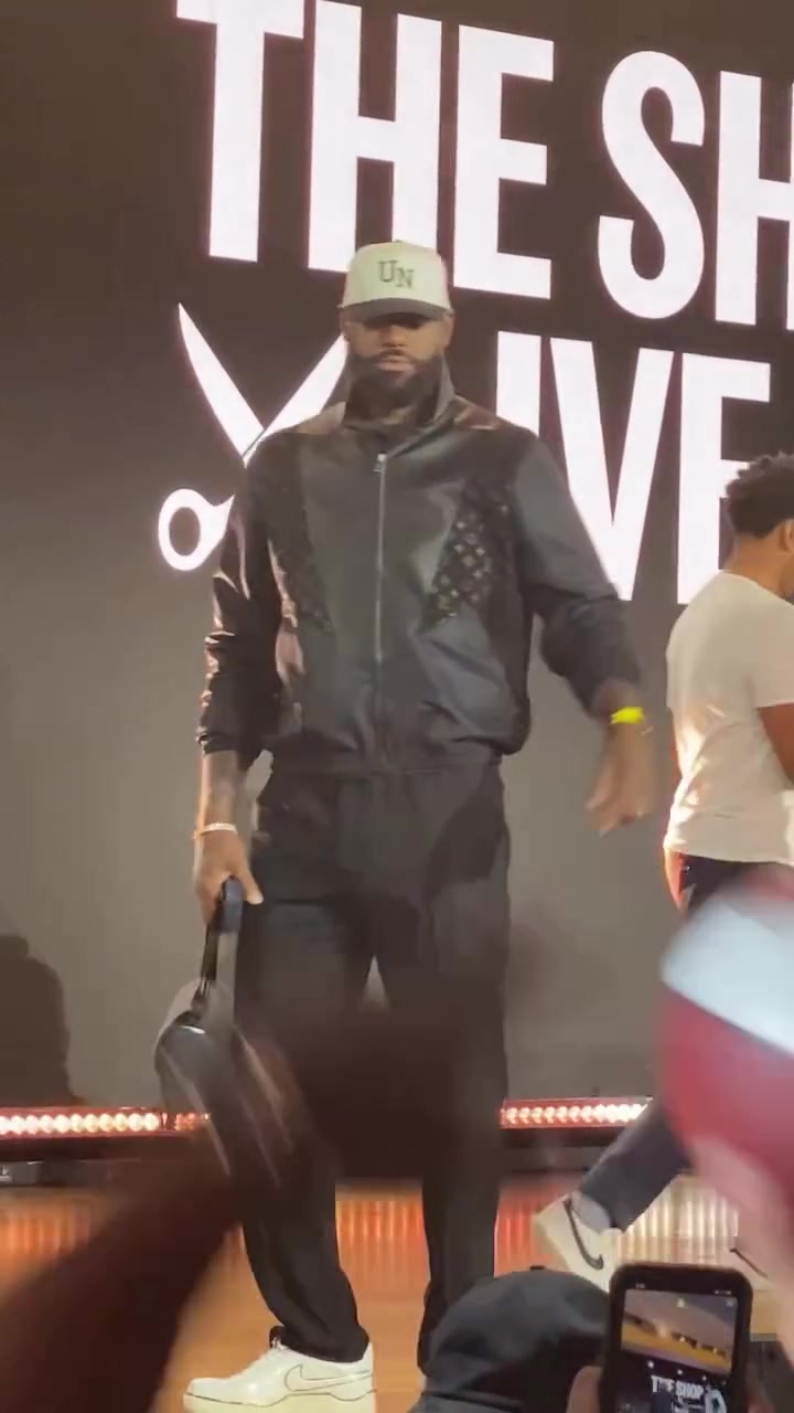 老詹在文班面前也显得很小只