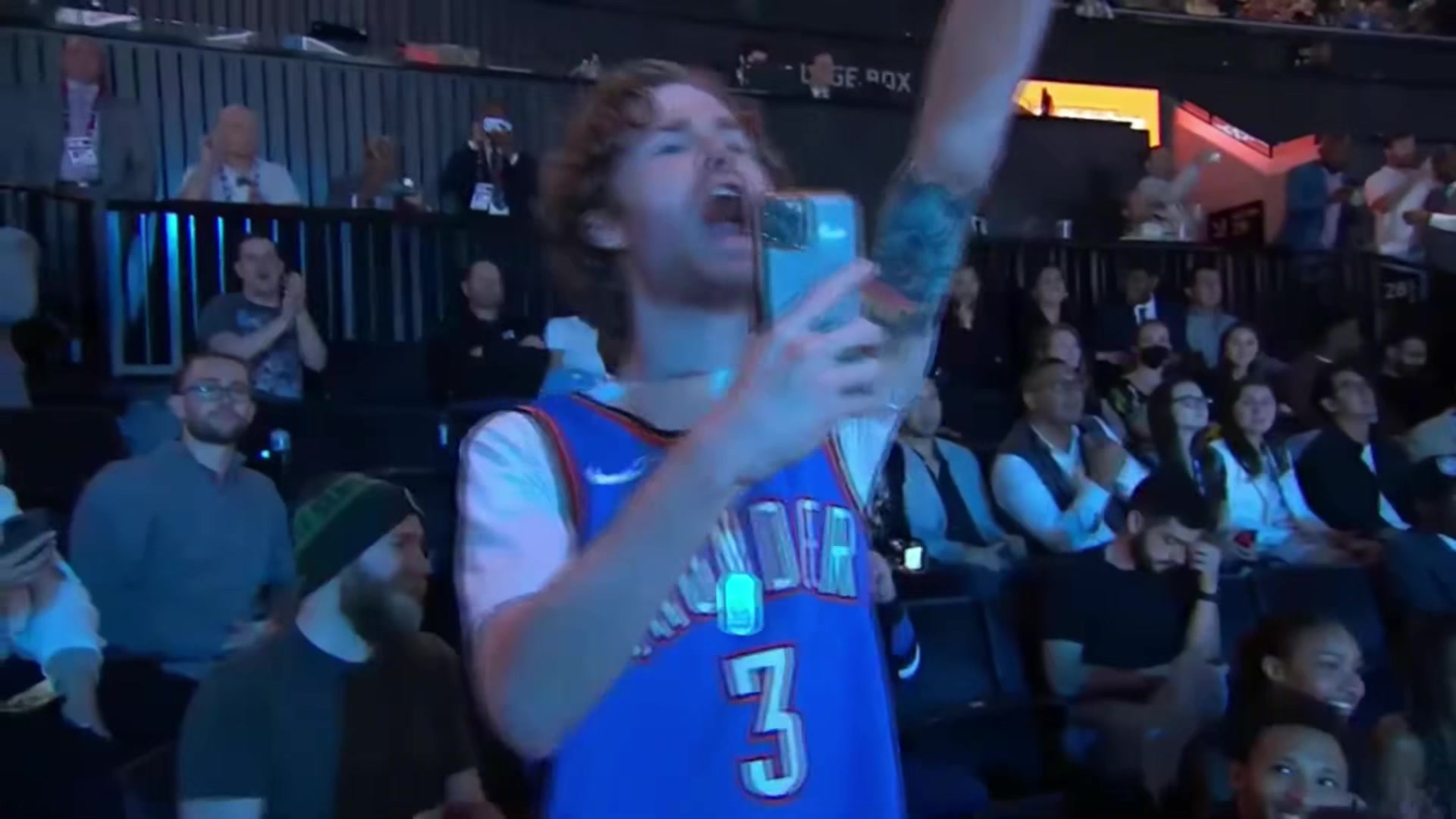 续约火箭22年原本预测状元的小史密斯到第三位才被选走这神情看着非常失落