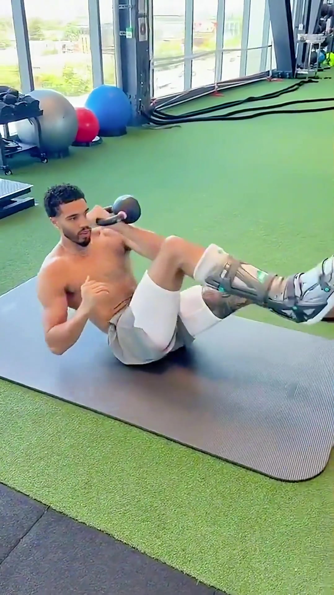 瘦了塔图姆回到健身房进行康复训练