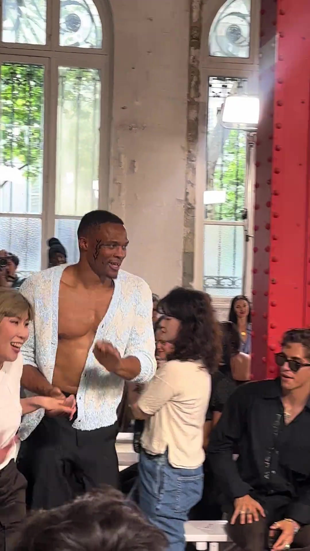 半裸威少和女设计师牵手走秀这身材真的历史顶级