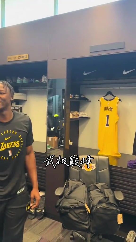 梦想成真湖人新秀阿杜-蒂耶罗手拿1号球衣亮相与家人分享喜悦