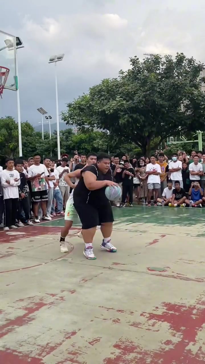 让你感受一下300斤的对抗