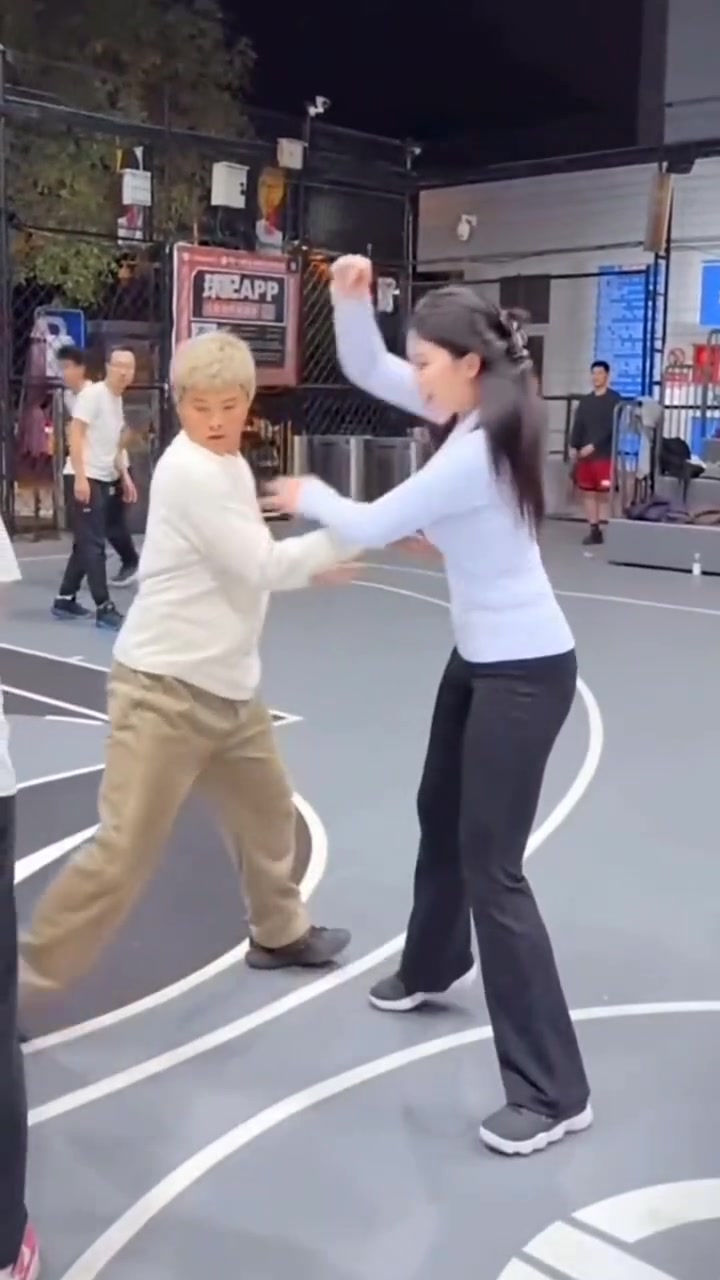 小伙你手摸哪里呢防守就防守不能干净一点吗