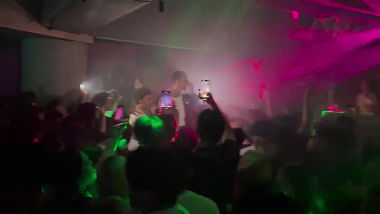 说好的少林弟子呢网友拍到文班亚马在日本夜店蹦迪