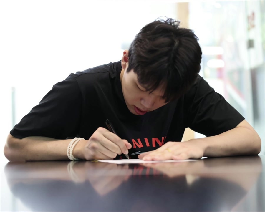 梦开始了开拓者官宣签约杨瀚森克罗宁和小杨握手