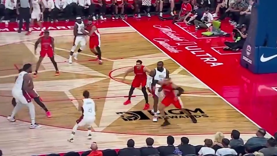 老詹我真成追梦了詹姆斯给库里强力掩护库里轻松三分命中