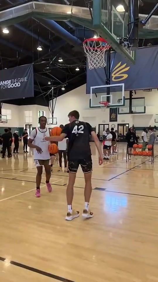 谁能料到如今成状元2年前弗拉格参加库里训练营原地大风车