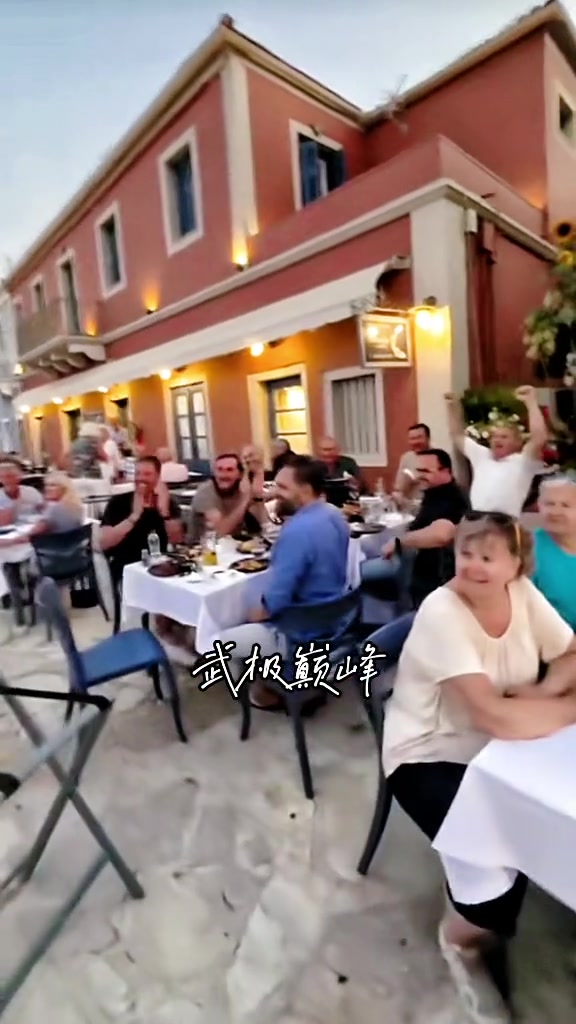 被发现在希腊度假的魔术师和路人亲切打招呼