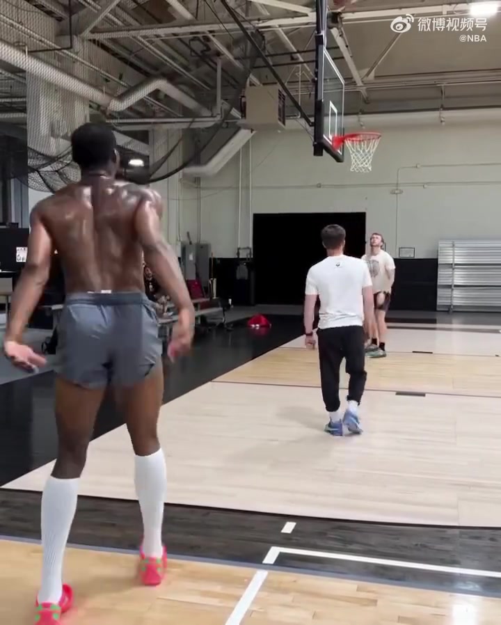 这是增重了训练师分享库明加夏日特训一身肌肉进行远投训练