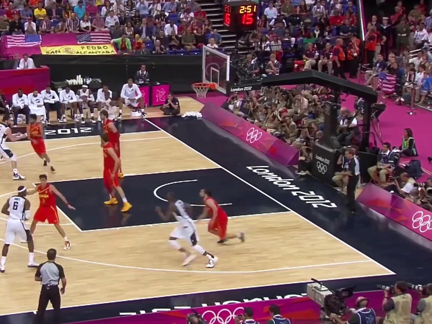 2012年这个时期身体巅峰的詹姆斯奥运会上表演各种炸扣