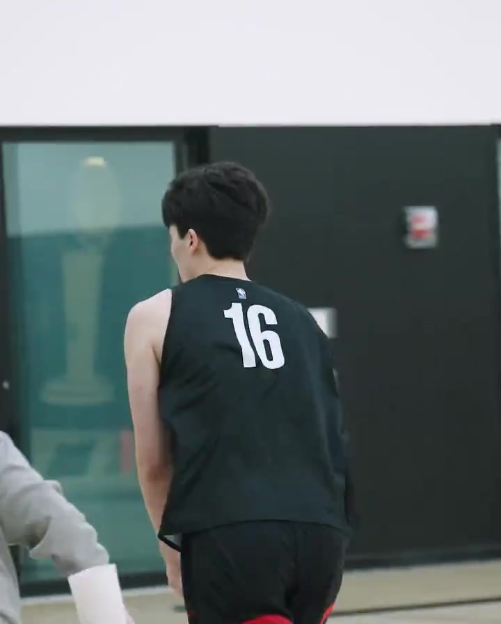 扣嗨了杨瀚森训练高位策应和挡拆顺下空接 即将夏联首秀