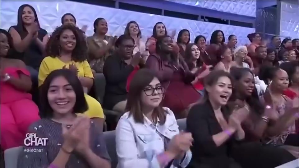 不是哥们库里老婆看到身材健硕的服务员立刻假装摘掉结婚戒指