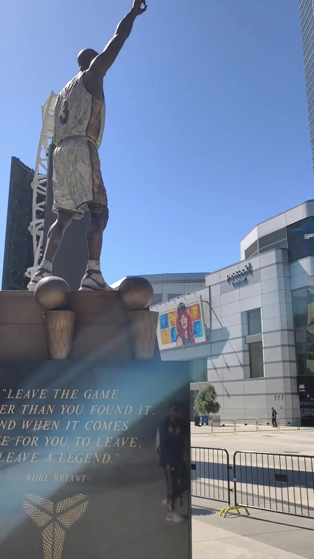 360度环绕一圈科比布莱恩特的雕像位于洛杉矶湖人队主场加密中心