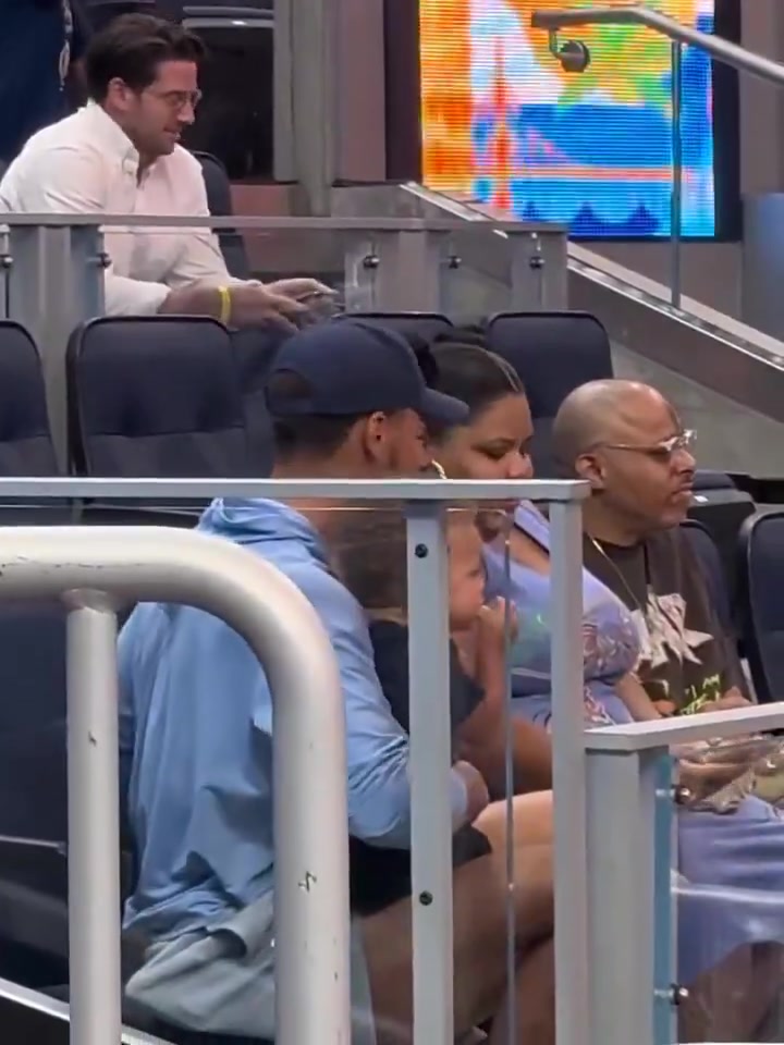 库里抱着儿子观赛身旁坐一丰满的大妈