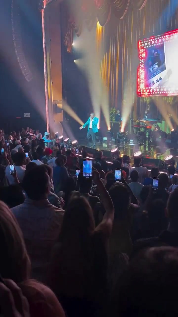 老头休赛期日子过得真丰富啊老詹携妻子观看说唱歌手Nas演唱会