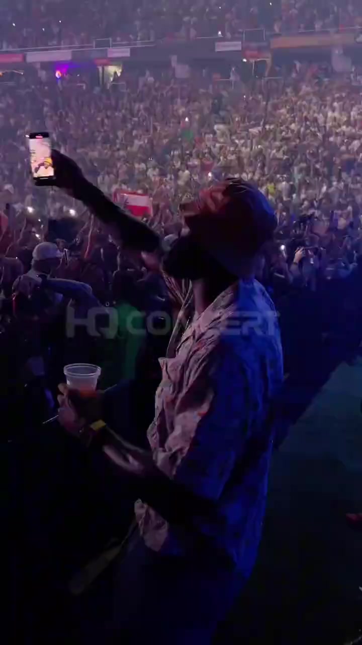 岁数到了是这样老詹在演唱会现场这妥妥中年人自拍姿势啊