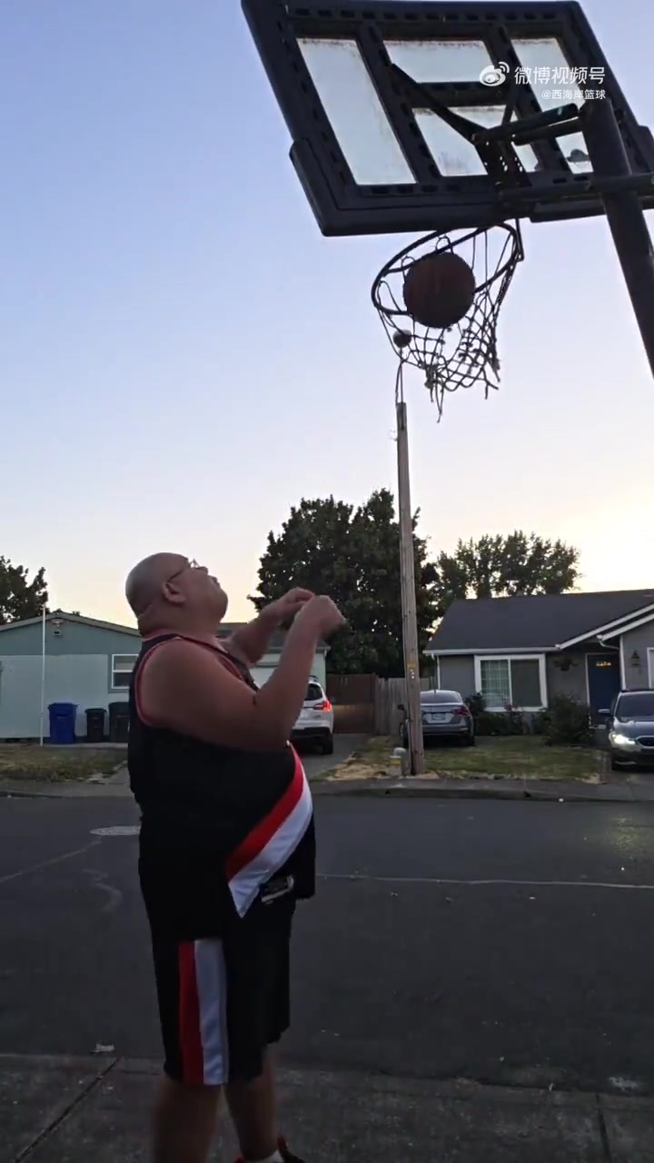 真受欢迎开拓者死忠粉Oscar已经穿上杨瀚森球衣到处秀了