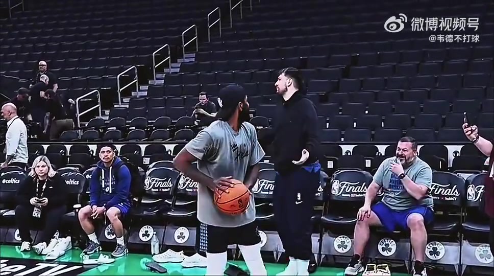 神了欧文是怎么感应到身后的东契奇的77无奈摊手