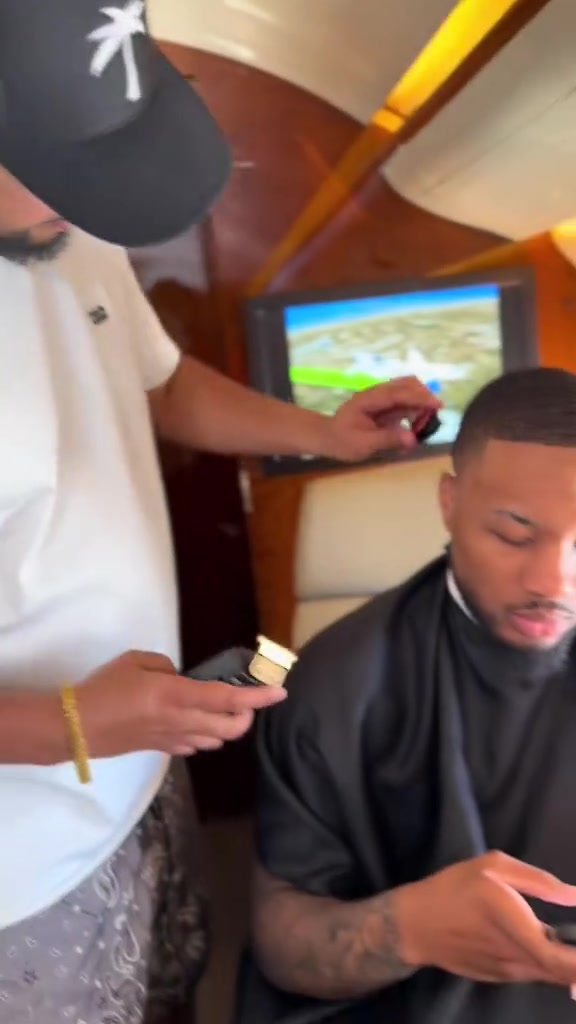 回家利拉德在回波特兰的私人飞机上剃了个头️