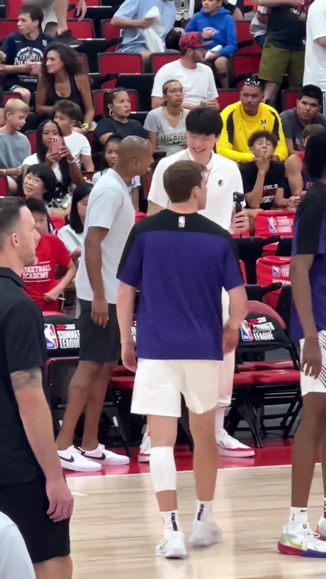 英语进步真快杨瀚森场边观战 和教练有说有笑