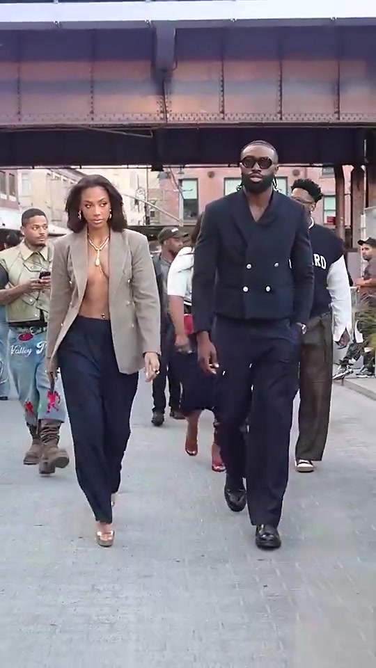 卧槽杰伦-布朗女友的着装这么大胆竟然