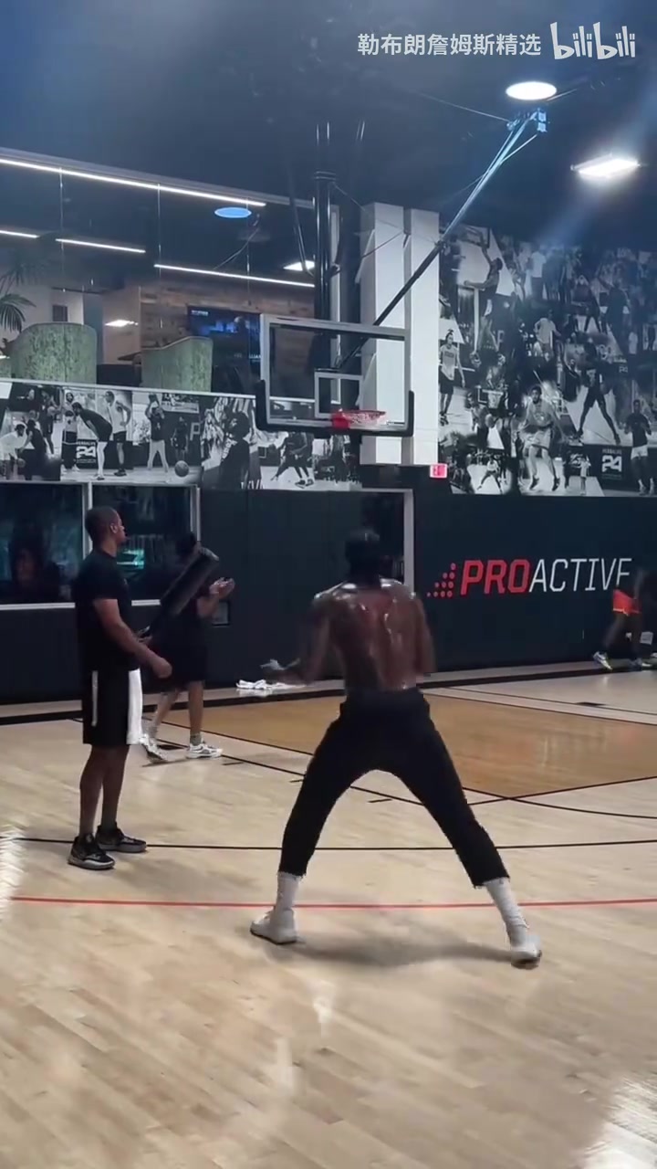 满身大汗杰伦格林三分练得酣畅淋漓