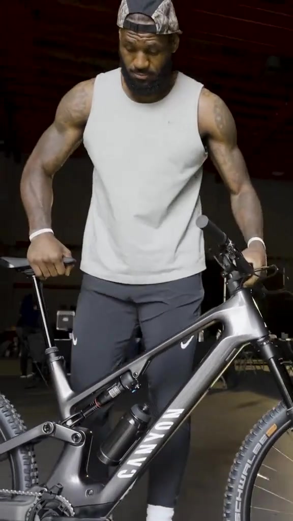 詹姆斯晒新自行车 网友这种车在农村骑不得打一身泥啊