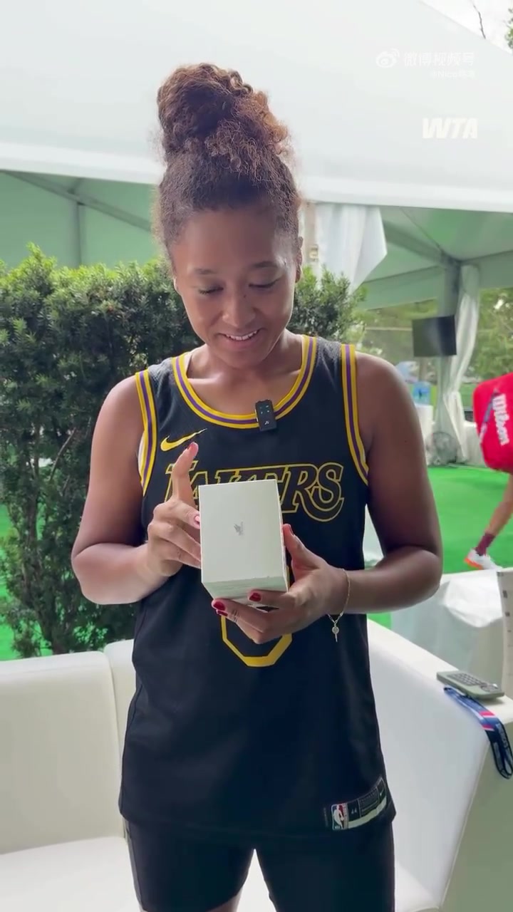 科比球迷穿着科比8号球衣的大坂直美收获第一个Labubu