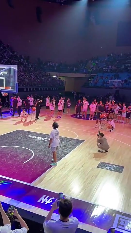 恩比德看完沉默了乔治去年中国行表演三分离谱的10中2