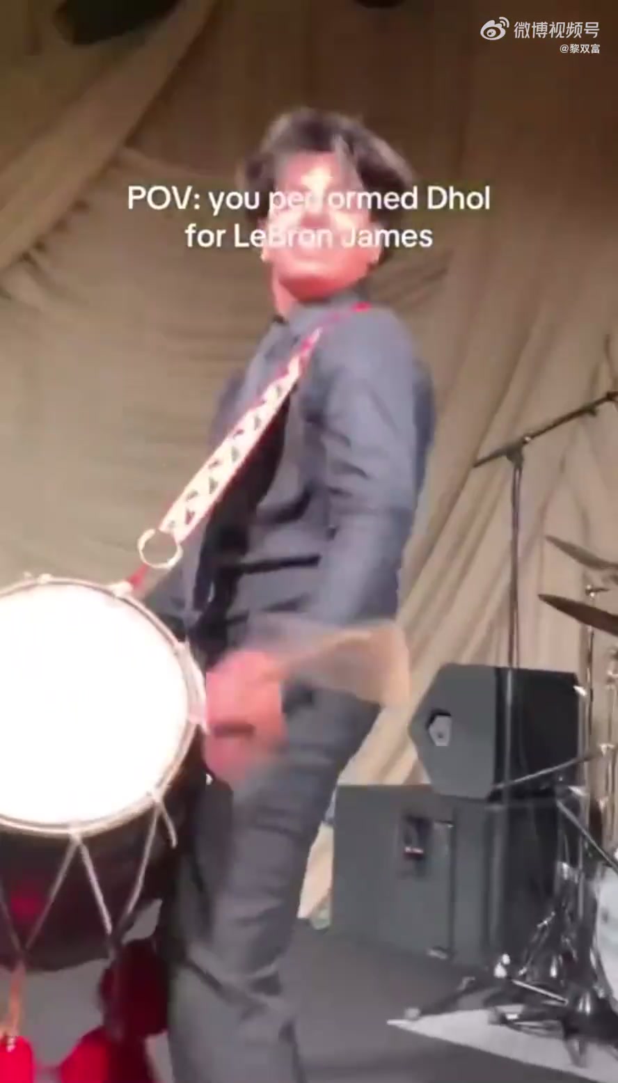 提前预热退休生活詹姆斯随着印度鼓曲Dohl翩翩起舞