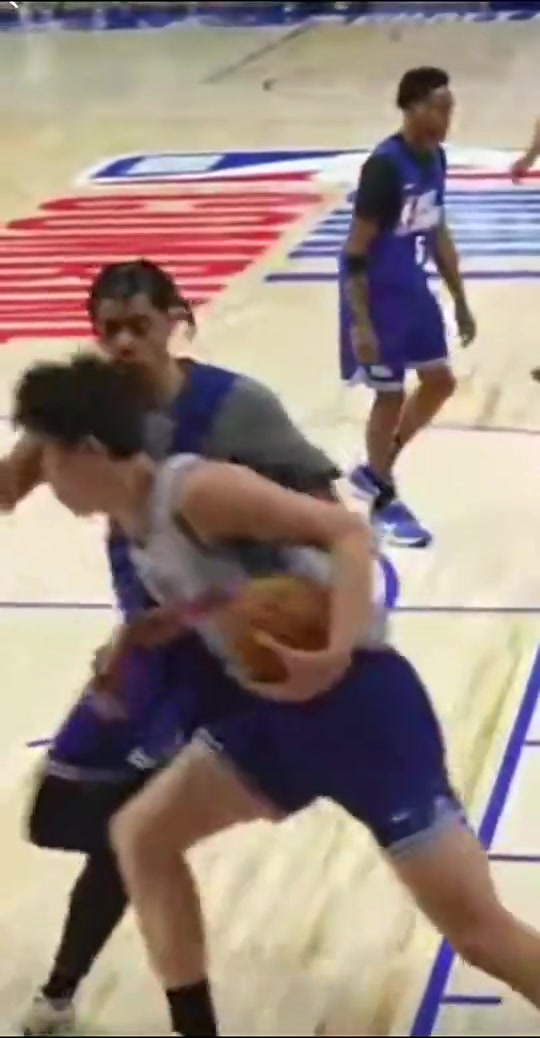 肉搏不带怕的近距离感受杨瀚森此前对快船尼德豪泽的对抗强度