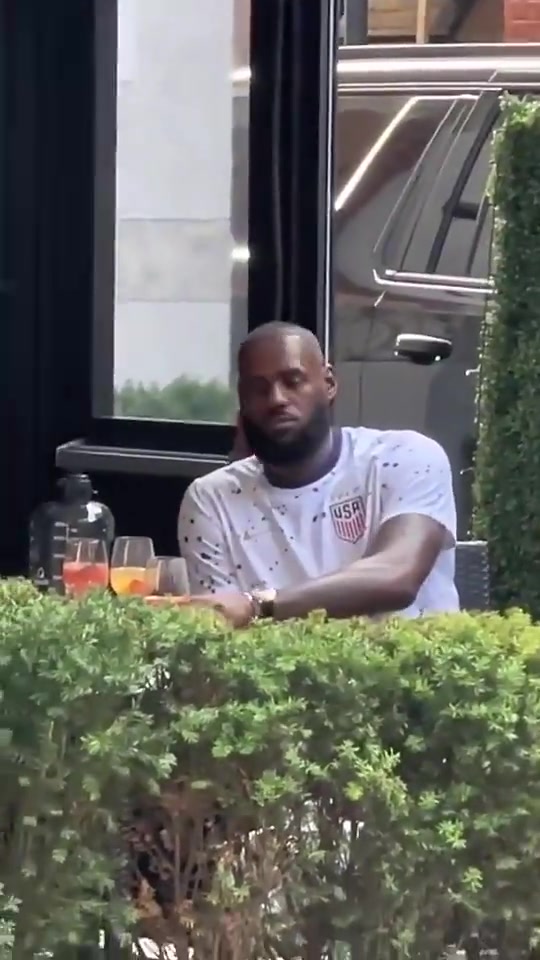 保镖严肃站岗詹姆斯昔日在街头惬意喝下午茶 被女球迷围观拍摄