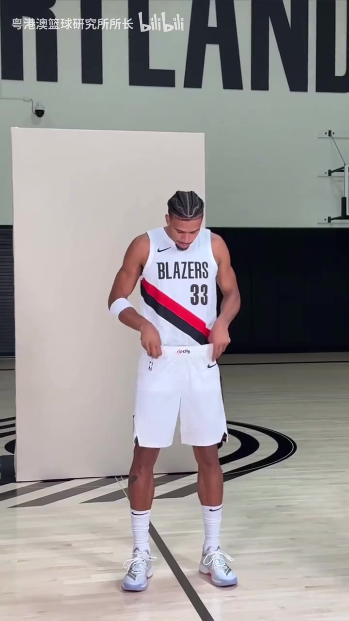 期待开拓者16号球衣夏普卡马拉上身展示开拓者新款球衣