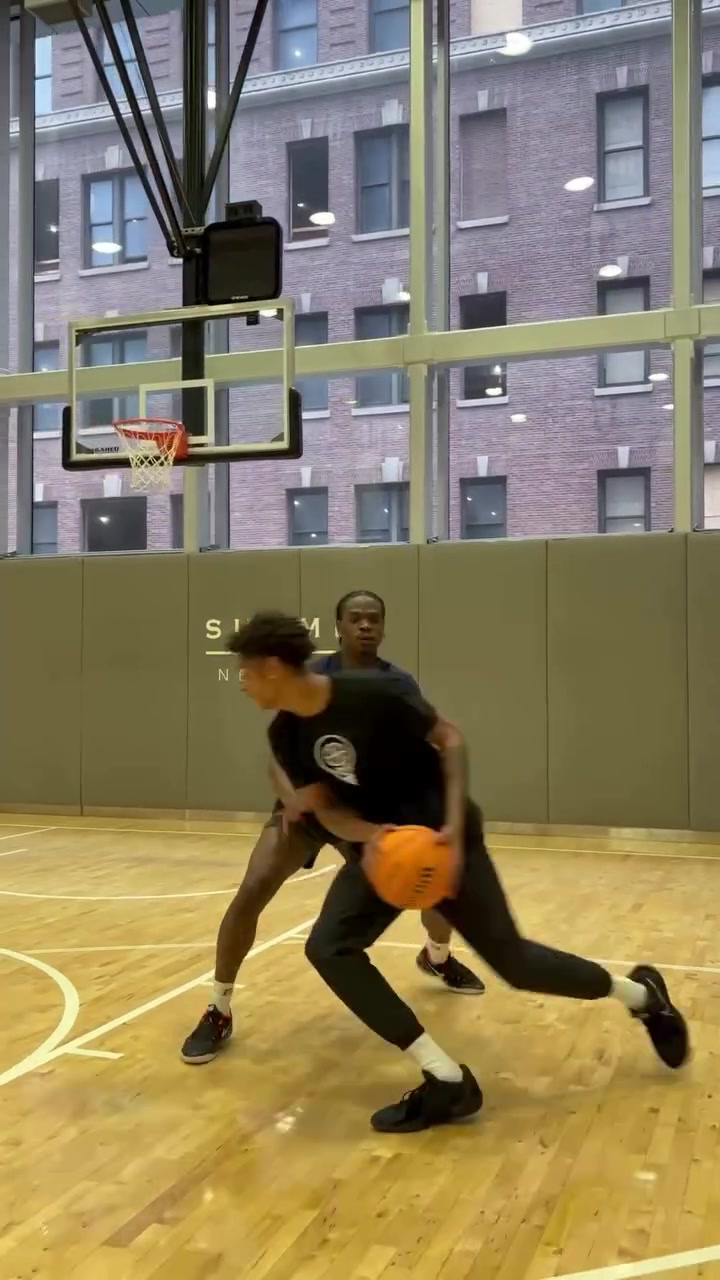 虽然投篮动作不一样但甜瓜儿子这脚步三威胁没少和老爸学啊