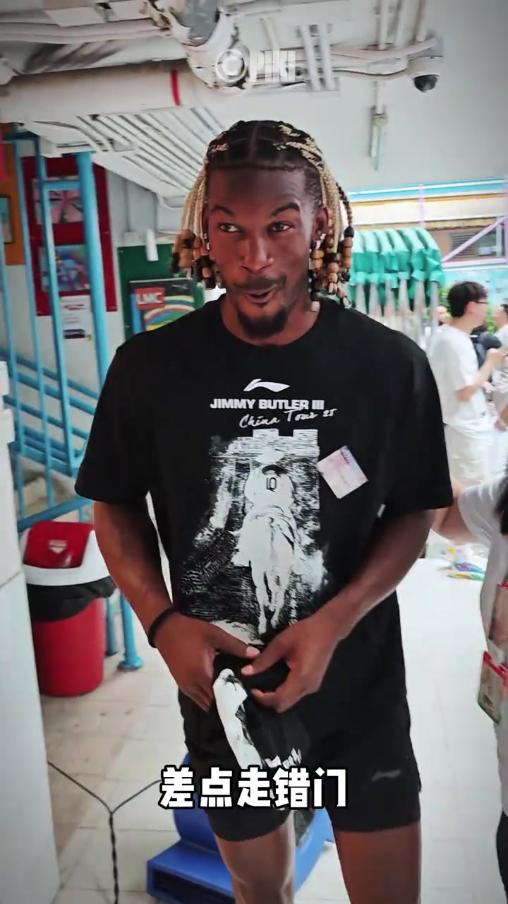 好家伙巴特勒落地香港差点跑进女厕所