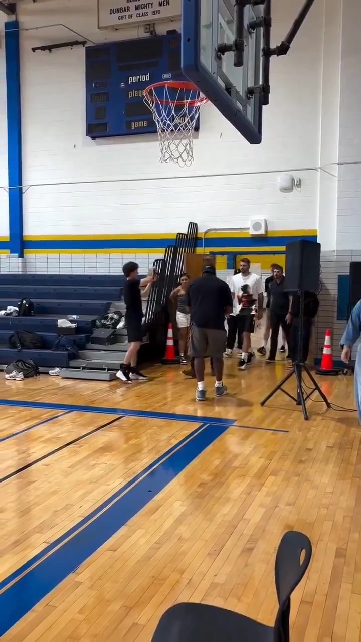 现在确实是瘦啊东契奇参加活动小球迷们兴奋不已直接上手了