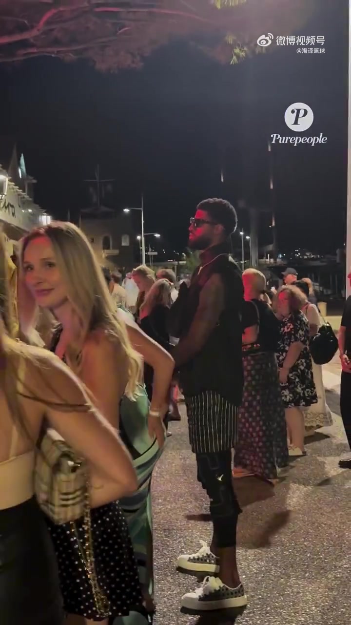 真会玩啊乔治小腿戴着护具还跟老婆去夜店参加派对